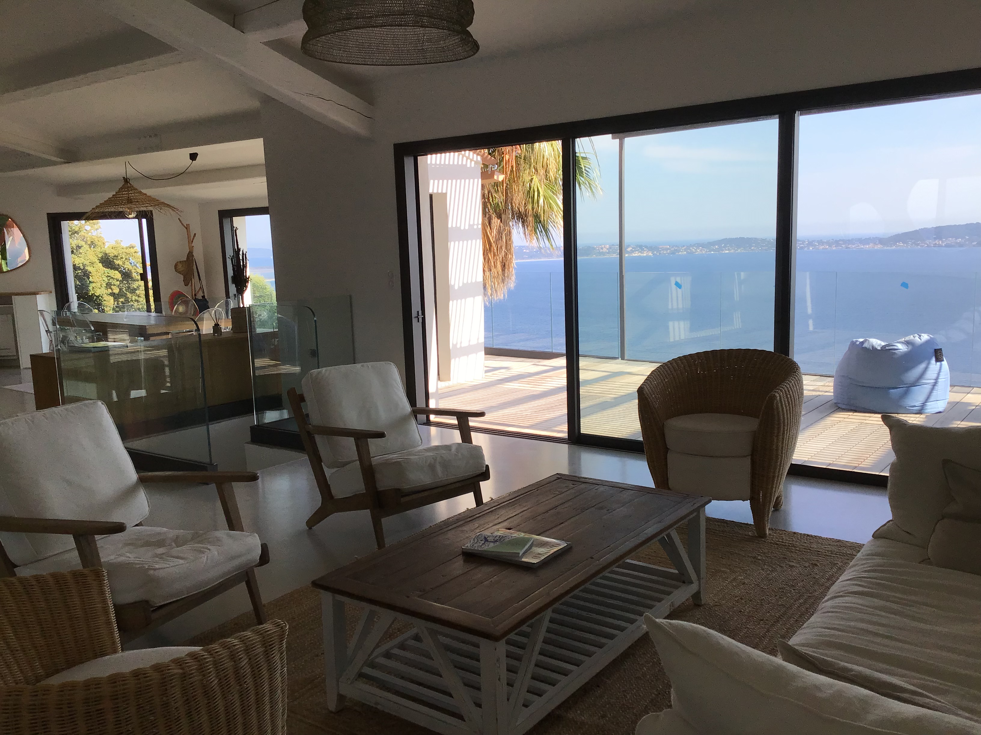 Photo de la salle à manger avec vue mer