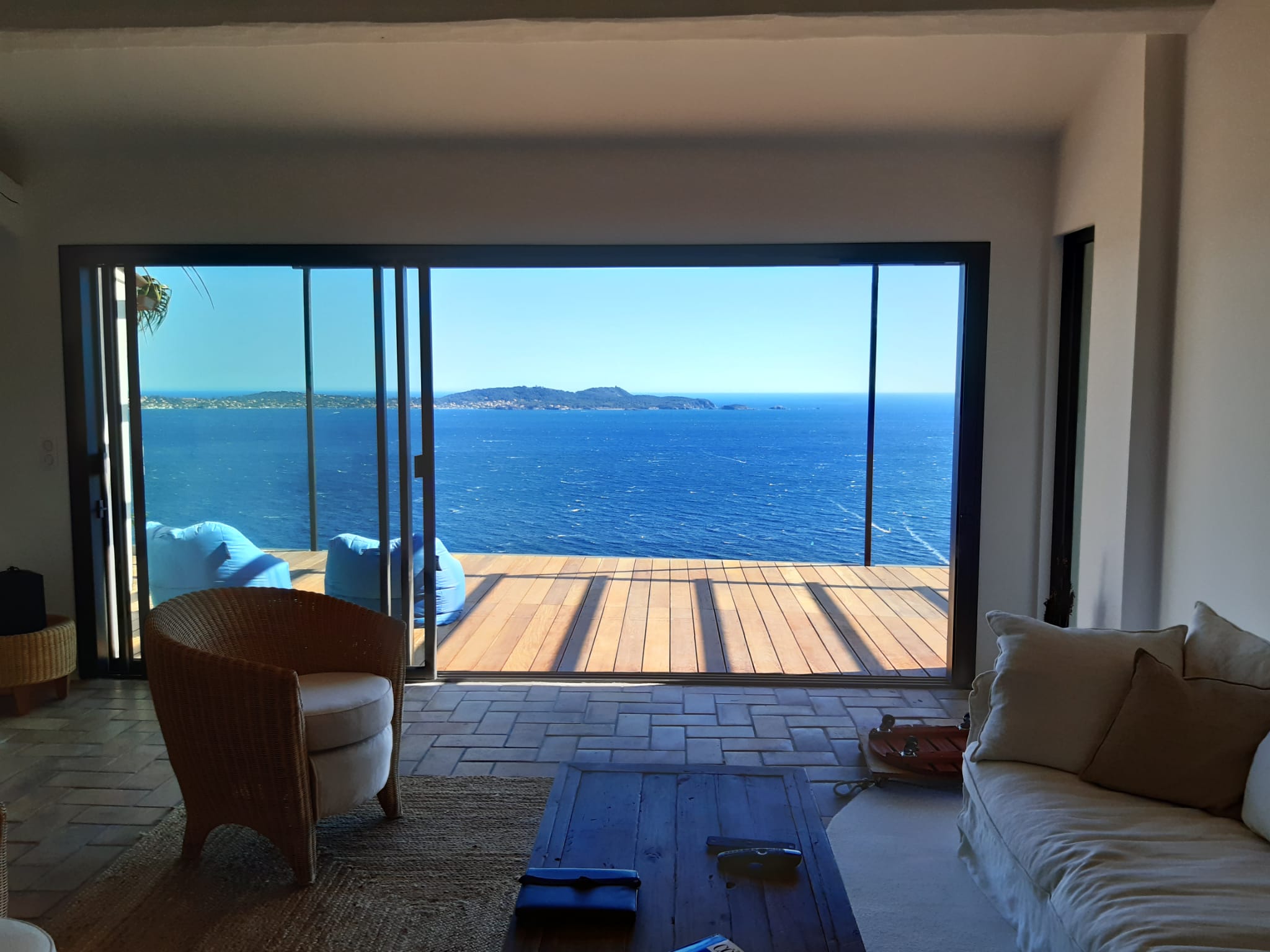 Vue du jardin sur la piscine et mer