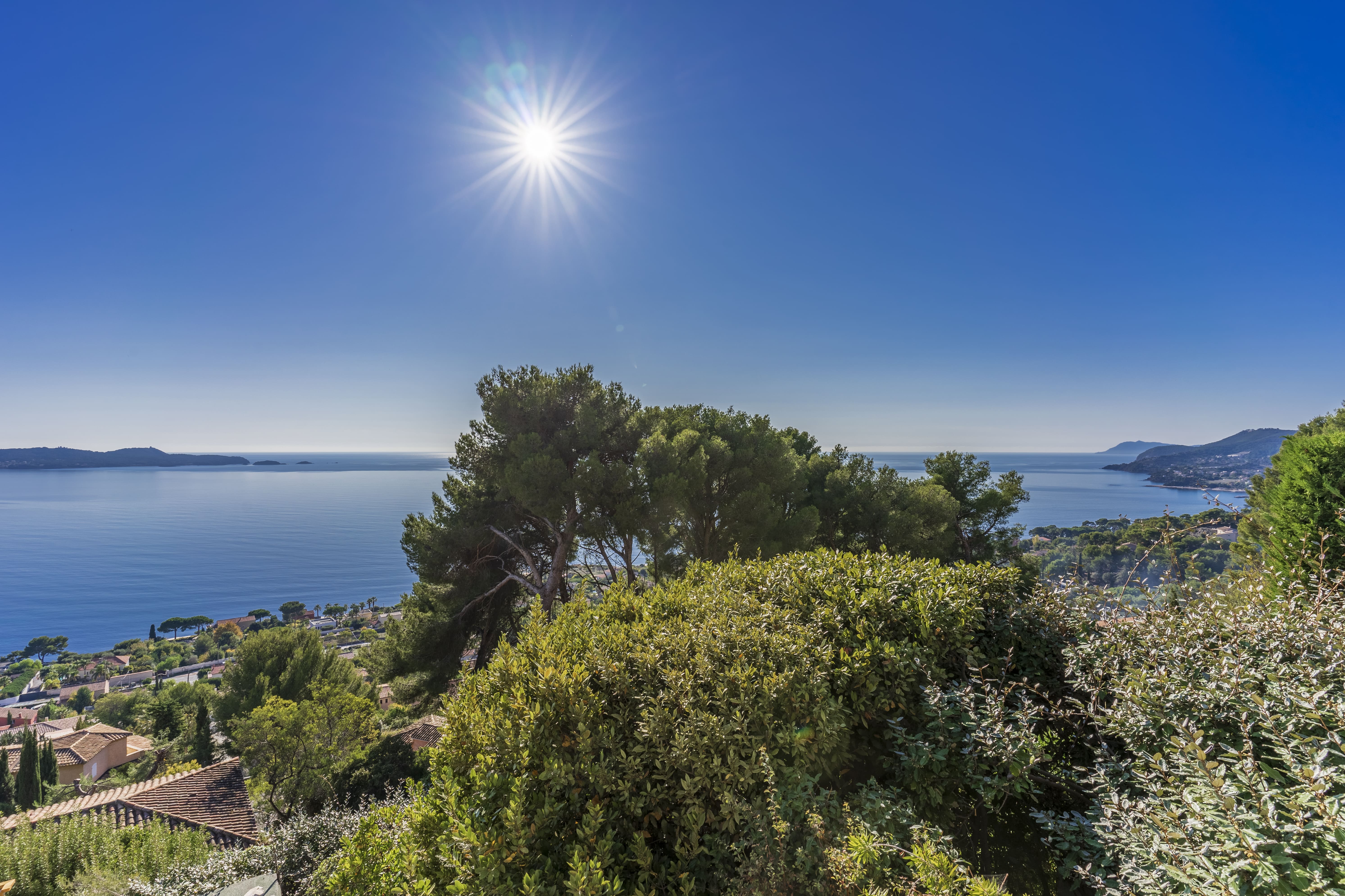 Vue de la terrasse sur le port de Carquairanne